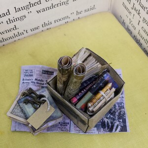 FÜR PUPPENHAUS-1/12 skala Schatulle mit Empherma,Karten,Büchern und rostigen Schlüsseln an Schnur