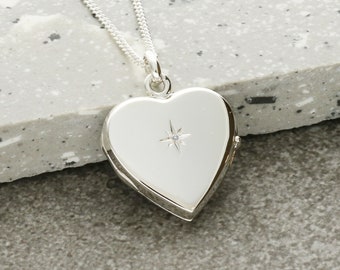Medallón en forma de corazón de plata de ley personalizado con detalle de diamante y cadena opcional.