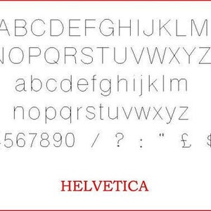 Puede incluir: Una imagen en blanco y negro que muestra la fuente Helvetica en letras may&uacute;sculas y min&uacute;sculas, n&uacute;meros y s&iacute;mbolos. La fuente se muestra en un estilo simple y limpio.