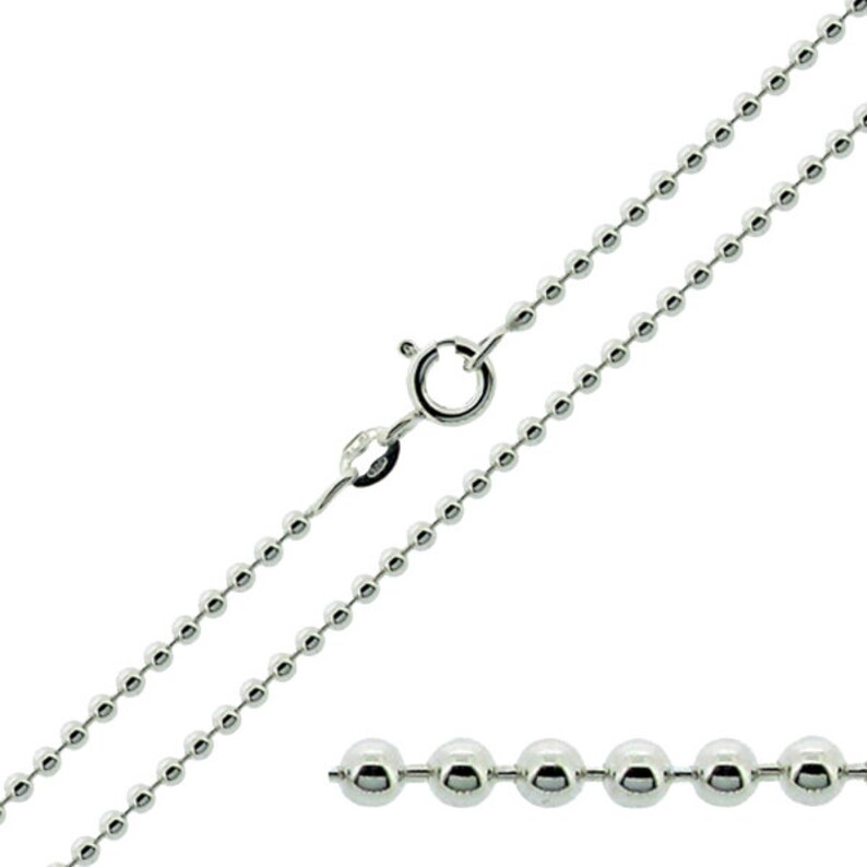 Puede incluir: Un collar de cadena de bolas de plata con cierre de mosquet&oacute;n. La cadena est&aacute; hecha de peque&ntilde;as cuentas redondas.