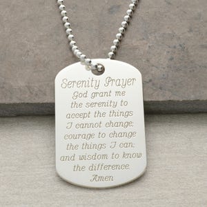 Puede incluir: Collar con placa de identificaci&oacute;n de plata con la oraci&oacute;n de la serenidad grabada. La oraci&oacute;n dice: "Dios, conc&eacute;deme la serenidad para aceptar las cosas que no puedo cambiar, el valor para cambiar las que s&iacute; puedo, y la sabidur&iacute;a para conocer la diferencia. Am&eacute;n."