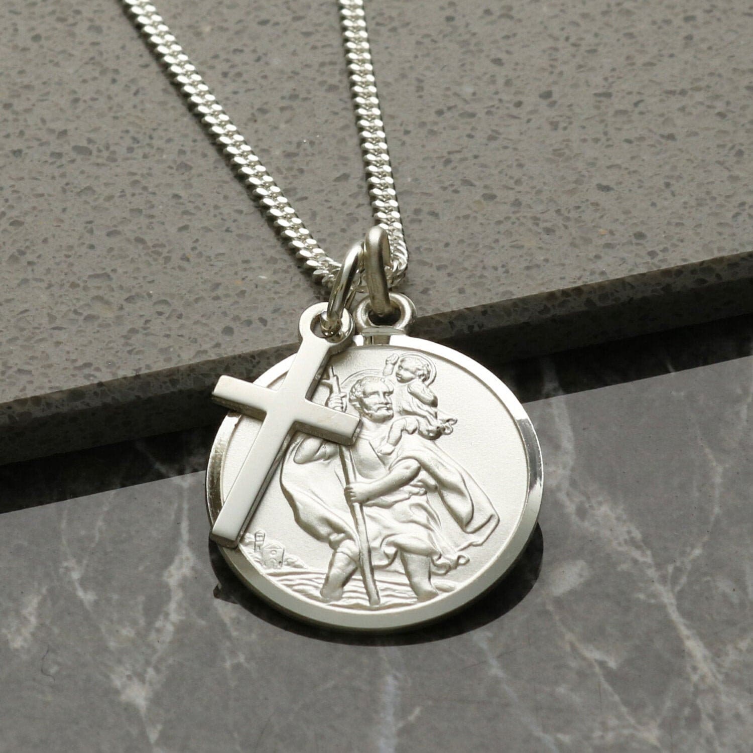 Sterling Silber St Christopher 20mm Medaille und Kreuz geschichteter  Anhänger mit Kettenoption, personalisierte individuelle Gravur verfügbar