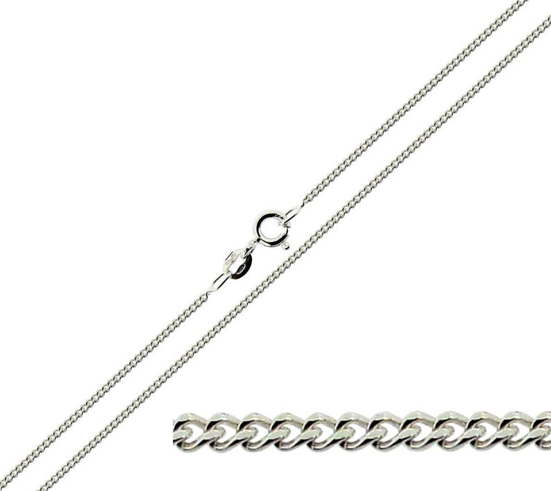 Puede incluir: Un collar de cadena curb plateado con cierre de langosta.