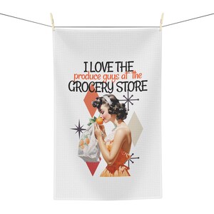 50&#39;s Housewife Tea Towel, Mid-Century Design, Kitchen Towel, Gift for Mom, Housewarming, Retro Friend Gift, Grocery Shopping