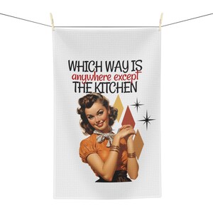 50&#39;s Housewife Tea Towel, Mid-Century Design, Kitchen Towel, Gift for Mom, Housewarming, Retro Friend Gift, Wife Cooking In Kitchen