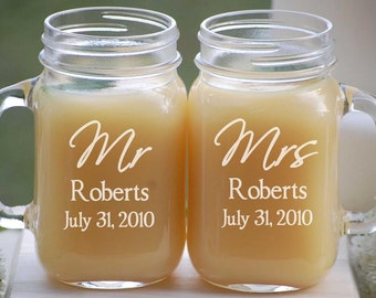 Personalized Wedding Decor / Fancy Script Mason Jar Mugs / Engraved Mr & Mrs Glasses / Bride Groom Decor, Wedding Reception Toasting Glasses