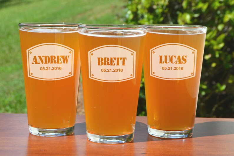 Puede incluir: Tres vasos de cerveza personalizados con los nombres Andrew, Brett y Lucas, y la fecha 05.21.2016 grabada en cada vaso.