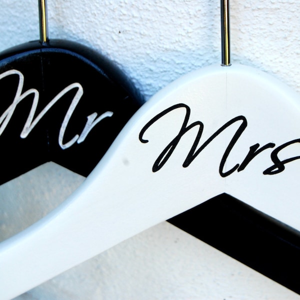 Wedding Shower Gift, Bride Groom Gift Set of 2 Mr and Mrs Hangers, Personalized Hanger Engagement Gift, Custom Hanger Wedding Day Gift Bride