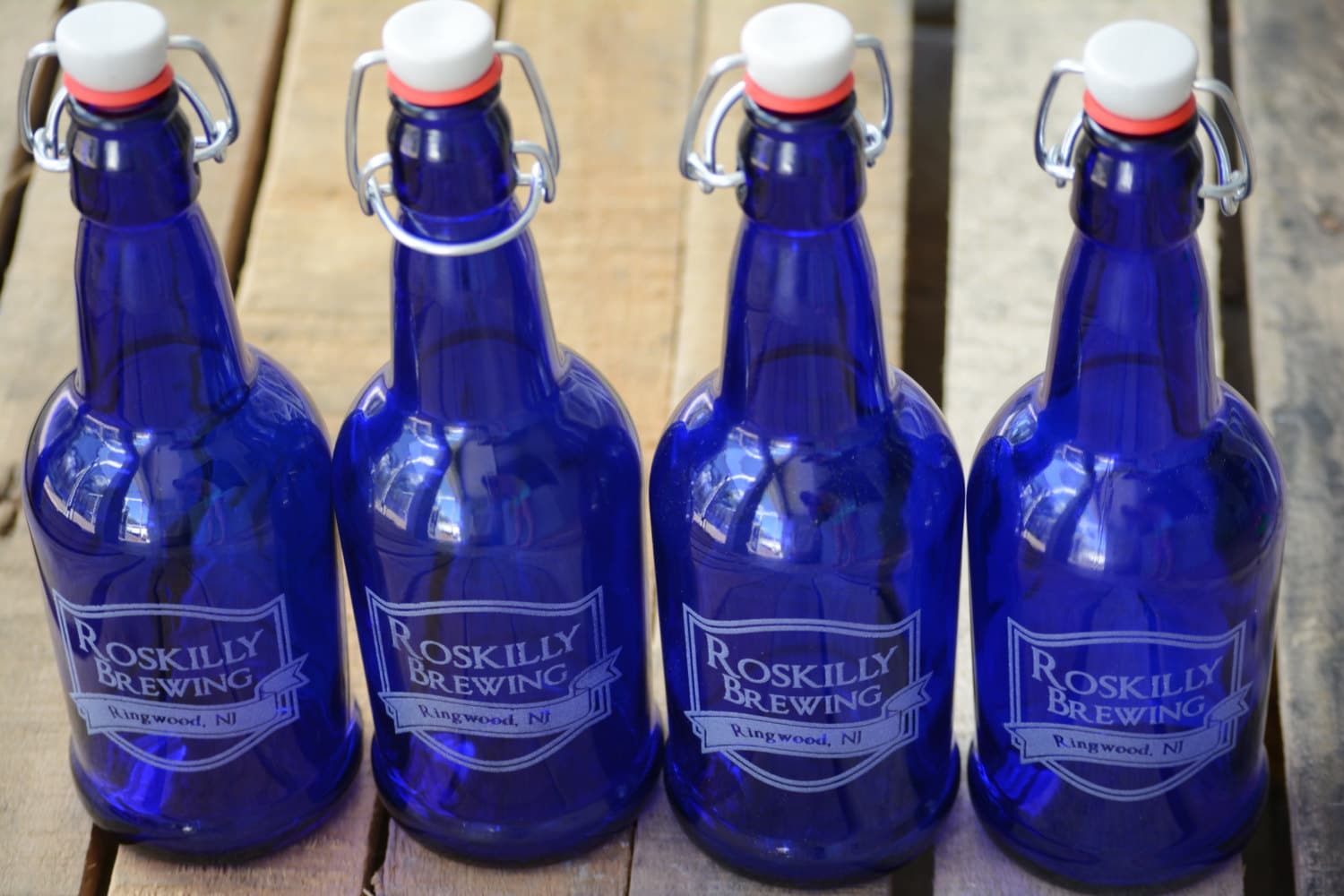 Пиво с синей этикеткой. Пиво синяя бутылка. Пиво в голубой бутылке. Пиво в синей бутылке. Пивная бутылка с голубыми этикетки.