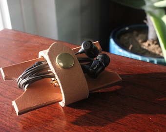 Personalized Leather Earbud Keeper // Ear Bud Holder // Cord Wire Organizer // Leather Headphone Cable Holder Organizer // Earbuds