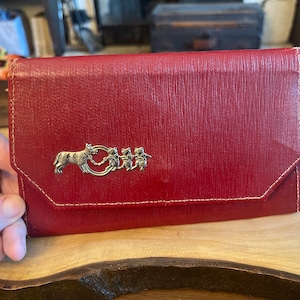 Embrague de cartera roja vintage con amuletos plateados