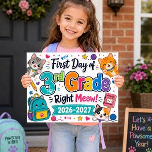 Puede incluir: Un cartel rectangular para el primer día de tercer grado con texto colorido, ilustraciones de tres gatitos, una mochila color verde azulado, un cuaderno rosa y el texto 2026-2027. El cartel incluye la frase First Day of 3rd Grade Right Meow!