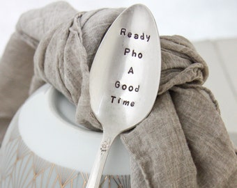 Klaar Pho Een goede tijd Handstamped Vintage Spoon, Cadeau onder de 25, Pho Spoon, Kous Stuffer, Pho Gifts, Collega Gift, Foodie Gift, Soep