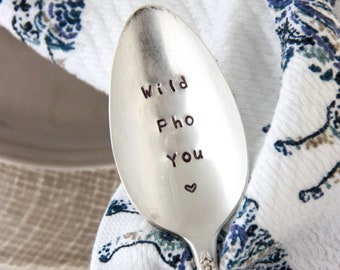 Wild Pho You Stamped Spoon, Cadeau onder 25, Pho Spoon, Pho Sho, Valentijnsdag voor hem, cadeau voor echtgenoot, vriendje Cadeau, Vriendin Cadeau