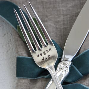 Vegan Fit Stamped Fork, Cadeau végétalien, Cadeau végétarien, Chef en herbe, Cadeau Foodie, Alimentation saine, Nutrition, Body Posititve, Plante à base de plantes image 1