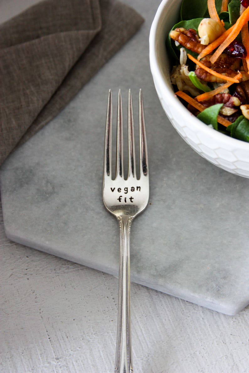 Vegan Fit Stamped Fork, Cadeau végétalien, Cadeau végétarien, Chef en herbe, Cadeau Foodie, Alimentation saine, Nutrition, Body Posititve, Plante à base de plantes image 4