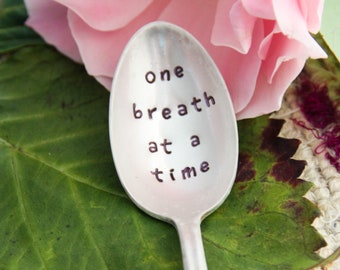 One Breath At A Time Hand-Stamped Vintage Spoon, Veerkracht, Geestelijke Gezondheid, Yoga Gifts, Mindfulness, Meditatie, Affirmaties, Inspirerende