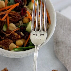 Vegan Fit Stamped Fork, Cadeau végétalien, Cadeau végétarien, Chef en herbe, Cadeau Foodie, Alimentation saine, Nutrition, Body Posititve, Plante à base de plantes image 2