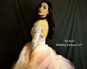 Conjunto de vestido de novia de tul y encaje con cuentas en color rubor y marfil de SA RAH