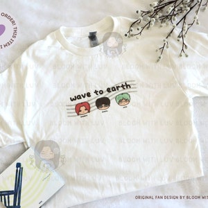Wave to Earth Band - Chibi Mitglied T-Shirt - Original Fan Design by Bloom With Luv