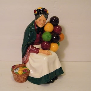 The Old Balloon Seller par Royal Doulton HN 1315, figurine vintage de vieille femme avec des ballons avec 605 imprimés dans la base, très bon état