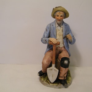 Homco Old Man On Stump with Shovel Figurine number 1433, Vintage 8 inch tall statue of working man enjoying pipe,