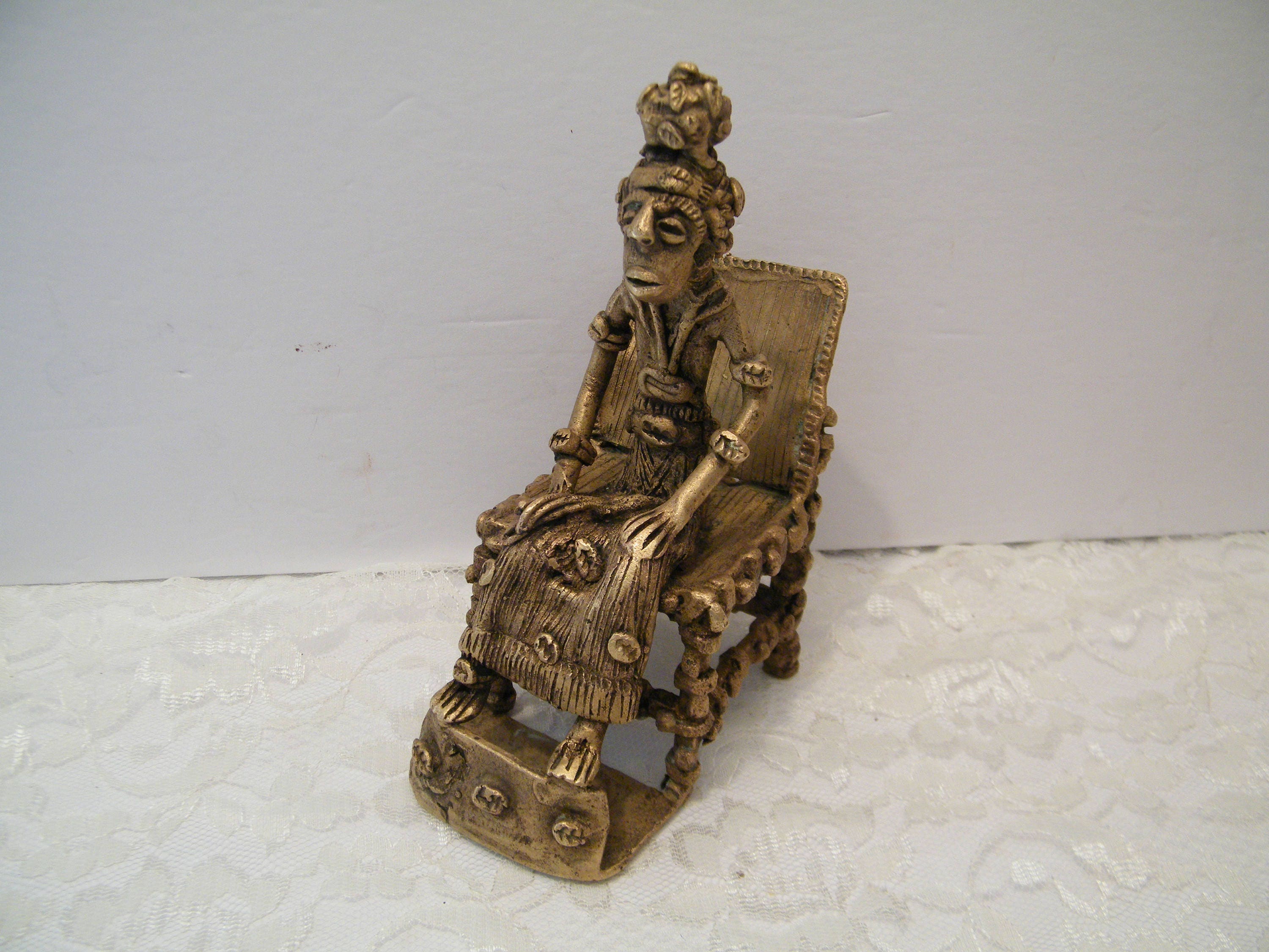 アフリカンクイーンピューターアート彫刻真鍮仕上げ王位に座る王族