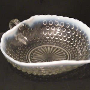 アンカーホッキングのホブネイル模様の乳白色のムーンストーンリーフキャンディディッシュ、1940年代のヴィンテージガラス製ハート型ボウル、ナッツまたは調味料