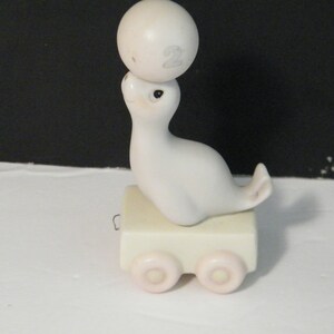 Figurine de phoque avec des voeux d'anniversaire de Precious Moments, ornement vintage de phoque et de boule par Samuel Butcher que Dieu vous bénisse pour votre anniversaire,
