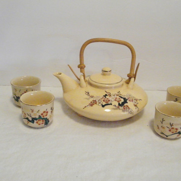 Japanese Teapot with 4 Cups and Bamboo Handle, Vintage to near Antique porcelain serving pot 10 oz vol crazing present hand painted signed