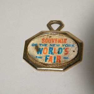 1964 NY World&#39;s Fair Souvenir Pendant, Vintage Collectible keepsake from the 1964 to 1965 Exposition in Flushing Meadows, NY, no chain