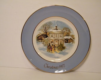 Avon Christmas 1977 Collector Style Salad Plate by Enoch Wedgewood Turnstall, England, 9 inch diameter