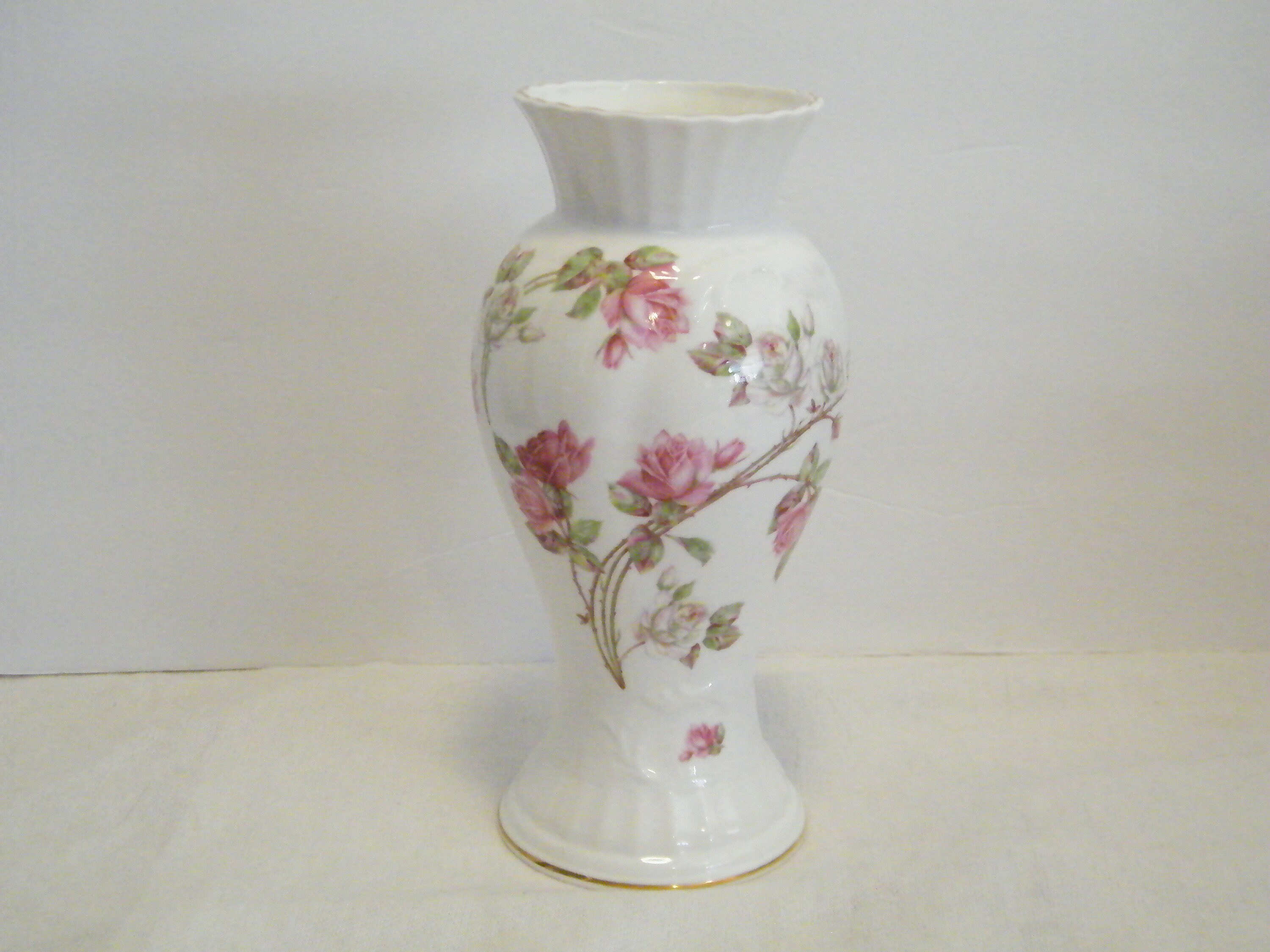 おすすめネット Aynsley China Bone Fine English Vintage Vase, Rose Elizabeth テーブル用品