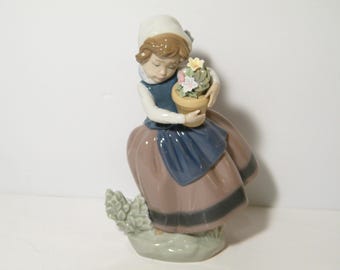 Vintage Lladro Porcelain Figurine: 