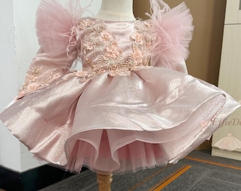 Różowa sukienka urodzinowa z kwiatami 3D: lśniąca satynowa suknia ślubna dla dziewczynki z piórami i długimi rękawami, suknia na konkurs piękności dla malucha