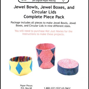 Pode incluir: Um conjunto de padrões de patchwork de papel para fazer tigelas, caixas e tampas circulares de joias. Os padrões estão disponíveis em nove tamanhos diferentes e são feitos com formas de papel pré-cortadas. A imagem mostra três exemplos de projetos concluídos: uma tigela rosa e azul, uma tigela amarela e azul e uma tampa rosa e azul.