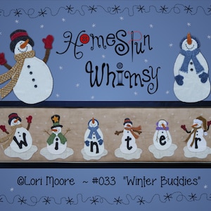 Puede incluir: Patrón Homespun Whimsy para un proyecto de aplique de fieltro con un grupo de muñecos de nieve que deletrean la palabra "invierno". El patrón se titula "Winter Buddies" y está numerado como #033.