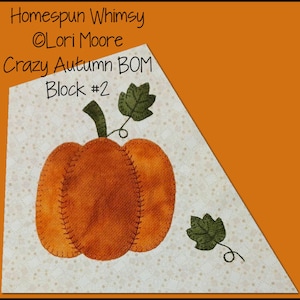 Può includere: Homespun Whimsy di Lori Moore Crazy Autumn BOM Blocco #2 presenta una zucca arancione cucita a mano con uno stelo e foglie verdi.