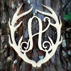 Puede incluir: Un recorte de madera de una corona de cuernos de ciervo con una letra A decorativa en el centro. La corona es un diseño popular para la decoración del hogar y se puede utilizar para una variedad de ocasiones.