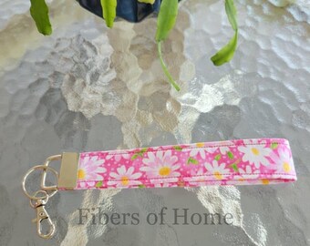 White Daisy on Pretty Pink Wristlet Keychain, Key Fob Wristlet, Keychain Wristlet Lanyard, Wristlet Pull