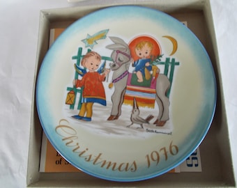Vintage 1976 Schmid Small Christmas Plate For Decoration