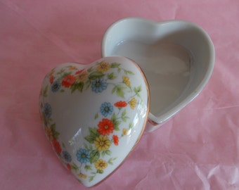 Vintage  Small Mod Lefton Hand Painted Small Ceramic Heart Trinket Holder