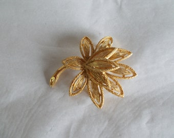 Vintage Avon Gold Tone Flower Brooch