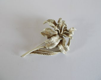 Vintage Har White Metal  Enamel  And Gold Color Stemmed Flower Brooch Signed