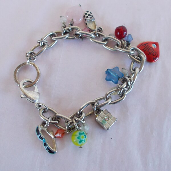 Pulsera vintage de metal esmaltado con dijes de los años 80