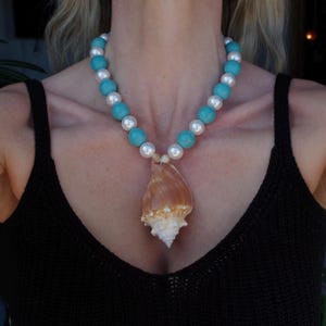Fighting Conch Seashell Large Round Turquoise Howlite Gemstone Round AB Quality Shell Pearls Natural Mother of Pearl Silver Toggle Necklace