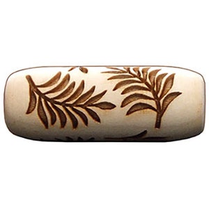 May include: A wooden rolling pin with a brown leaf design. The rolling pin is approximately 25 cm long.