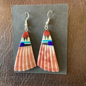 Pendientes hechos a mano por nativos americanos con mosaico de concha de ostra espinosa y múltiples piedras, sin usar.