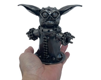 Die Groru Skulptur, 5 cm hoch. 100% Handarbeit. Alles recycelte Teile. Das beste Geschenk für Menschen, die Sci-Fi-Filme lieben!