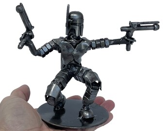 Escultura de inspiración mandaloriana de 5 pulgadas de alto. 100% hecho a mano. Todas las piezas recicladas. ¡Un regalo perfecto para el friki de la ficción de ciencia ficción!